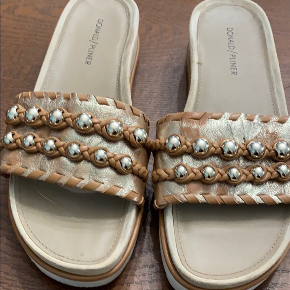 Slide sandal. Very comfy and neutral.